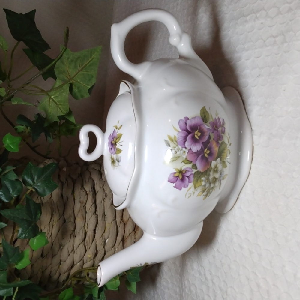 KERNEWEK Vintage Teapot with Gold Trim